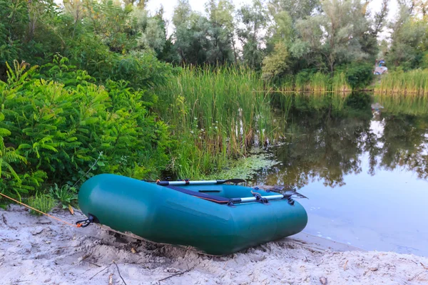 Bote inflable en la orilla del lago — Foto de Stock