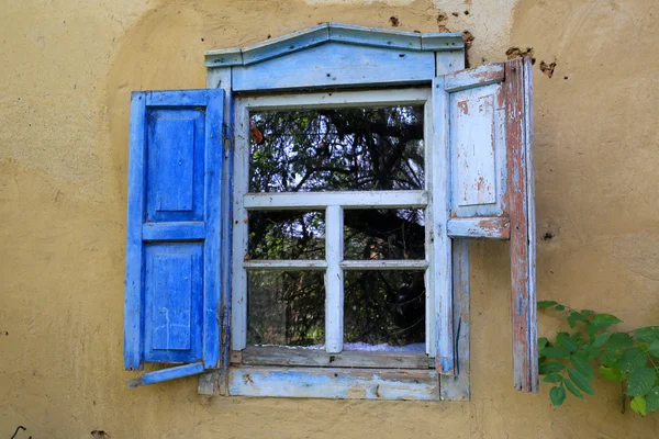 Finestra di vecchia casa rurale — Foto Stock