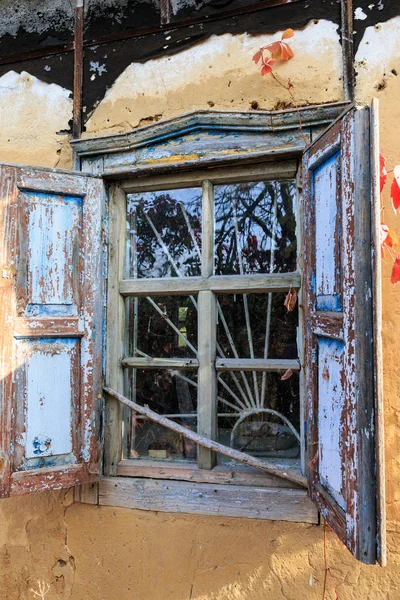 Ventana de casa vieja — Foto de Stock