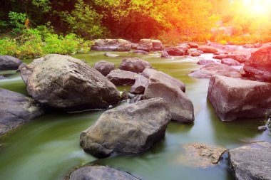 günbatımı dağ nehir üzerinde