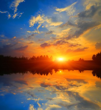 Göl üzerinde güzel günbatımı