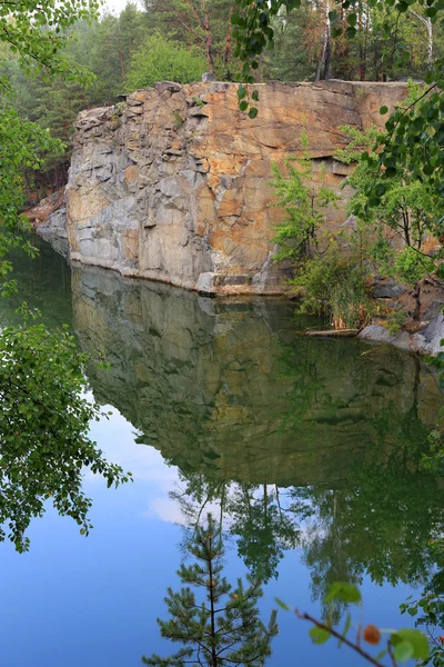 Visa på rock över sjön vatten — Stockfoto