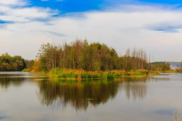 Göl kenarında sonbahar sahne — Stok fotoğraf