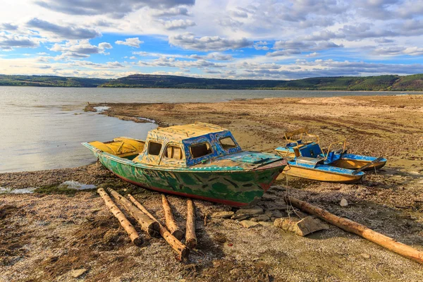 Old boat on lake shore — Stock Photo, Image