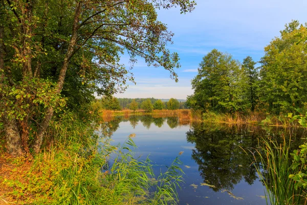 時に秋の湖畔 — ストック写真