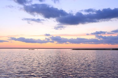 Göl yüzeyinde güzel gökyüzü olan akşam manzarası.