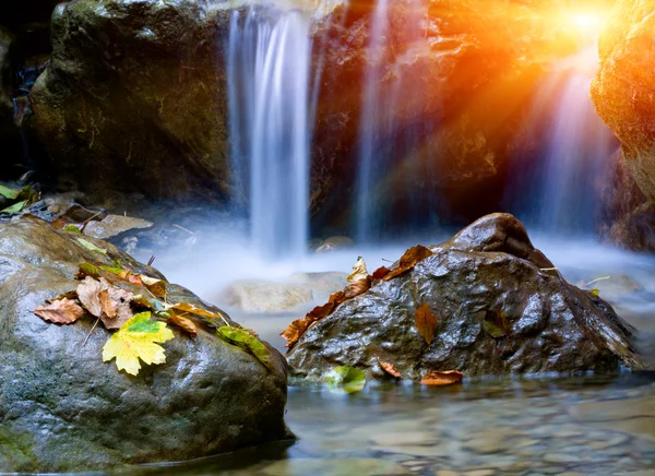 Trevligt litet vattenfall — Stockfoto