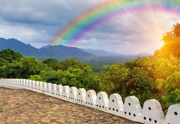 Arc-en-ciel et clôture en pierre blanche dans le temple Buddha Rock à Dambulla , — Photo