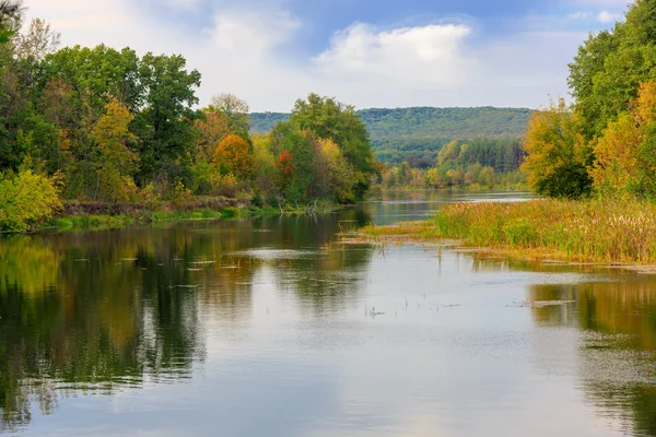 Schöne Herbstszene am Fluss — Stockfoto