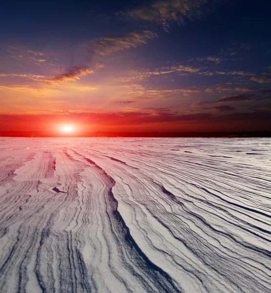 Coucher de soleil sur prairie de neige gelée — Photo