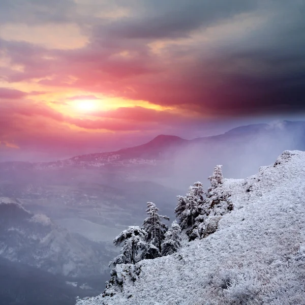 Puesta de sol en montañas — Foto de Stock