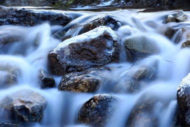 dağ nehir üzerinde küçük şelale