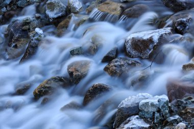 donmuş taş içinde koşmak Dağ Nehri