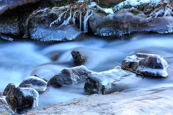 Arroyo de montaña en invierno —  Fotos de Stock