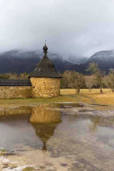 Vieille tour sur fond de montagnes — Photo