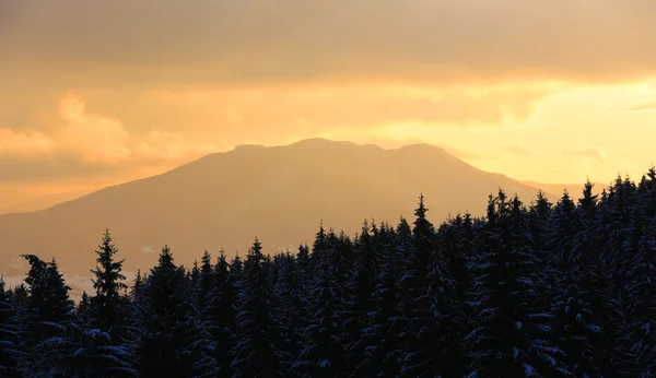 Pôr do sol nas montanhas — Fotografia de Stock