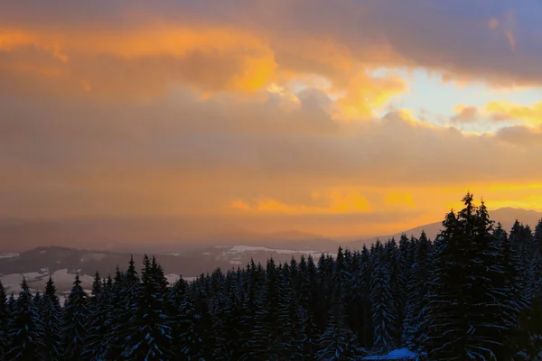 Valle di montagna sullo sfondo del tramonto — Foto Stock