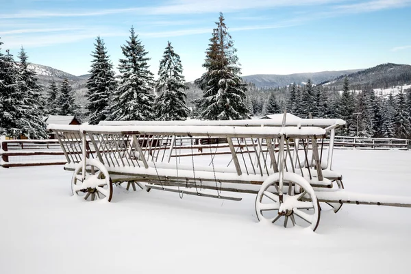 Dřevěný kočár ve sněhu — Stock fotografie