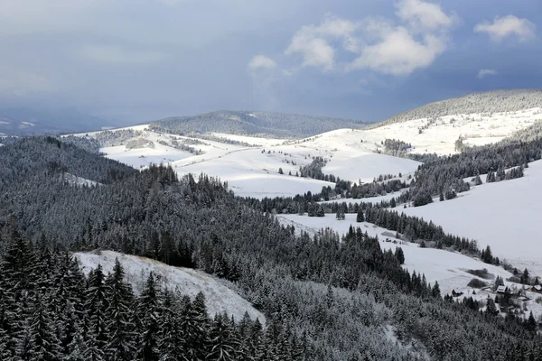 Scena invernale in montagna — Foto Stock