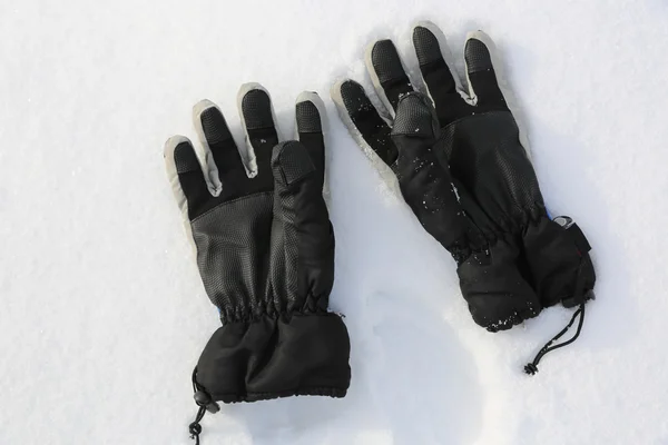 Handschoenen op sneeuw — Stockfoto