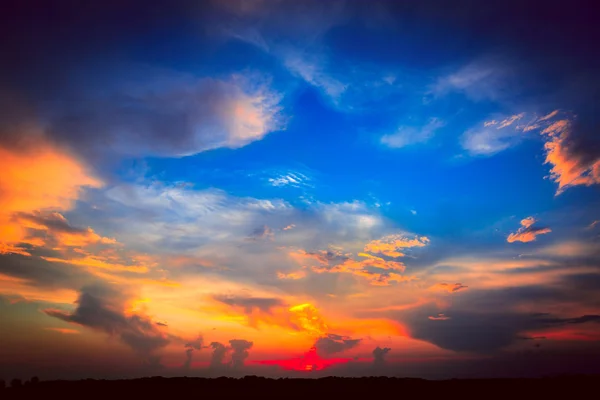 Majestoso céu ao pôr-do-sol — Fotografia de Stock