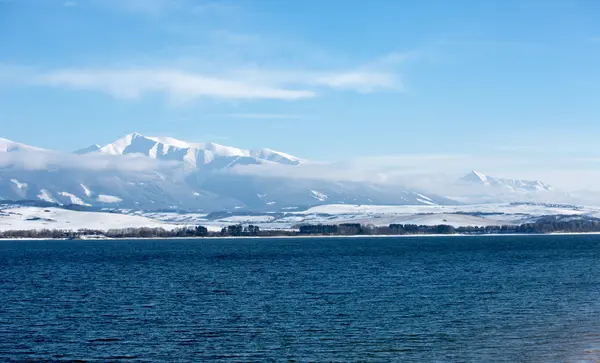 Vinter Tatrabergen och stora sjön — Stockfoto