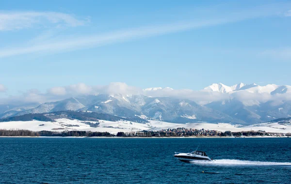 Bateau à moteur sur mer — Photo