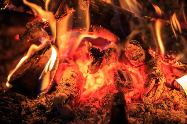 ホット赤い残り火と抽象的な背景 — ストック写真