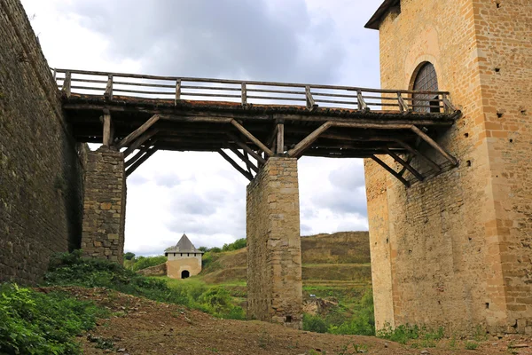 在 Khotin 的古城堡桥 — 图库照片