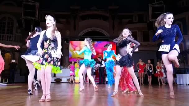 슬로우 모션 댄스 경연 대회 — 비디오