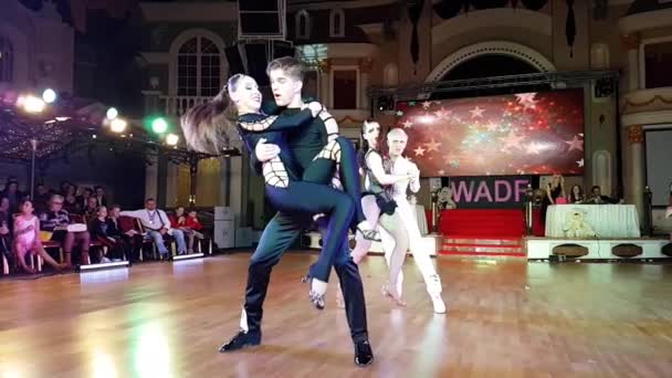 Slow motion dance competitie — Stockvideo