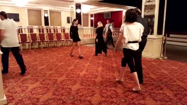 Уроки танцев — стоковое видео