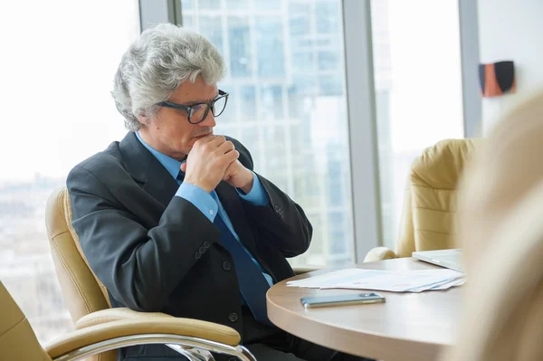 Mature business man works with docs — Stock Photo, Image