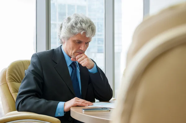 Mature business man works with docs — Stock Photo, Image