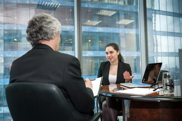 Chefe entrevistas jovem empregado — Fotografia de Stock