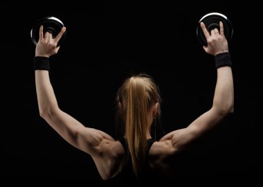 Genç ince güçlü kas kadın dumbbell ile studio poz 