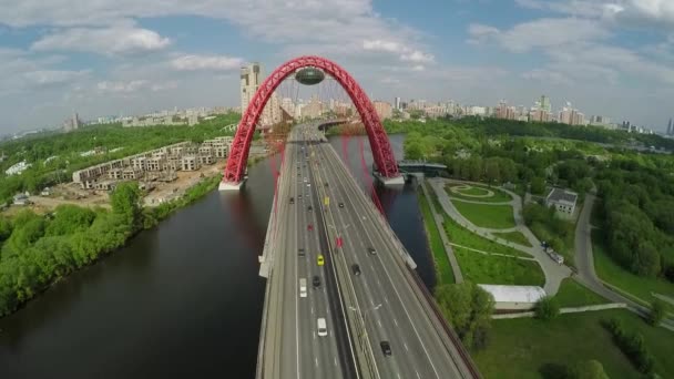 Schiwopisny Hängebrücke Antennenlandschaft in Moskau, Russland — Stockvideo