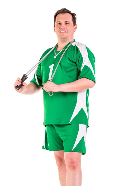 Mogen man klädd i gröna sportkläder poserar — Stockfoto