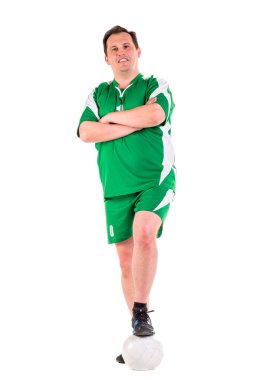 Olgun adam yeşil spor giyim poz giymiş