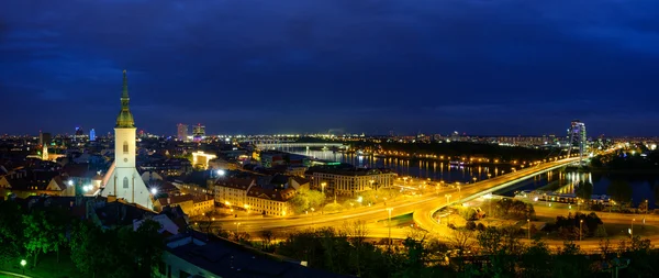 布拉迪斯拉发， 斯洛伐克景观在夜间 — 图库照片