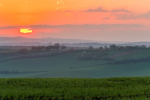 Beau lever de soleil au-dessus des collines brumeuses — Photo