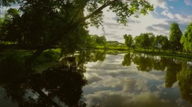 Gün batımında göl üzerinde uçan