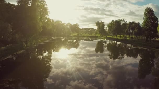 Vliegen over meer bij zonsondergang — Stockvideo