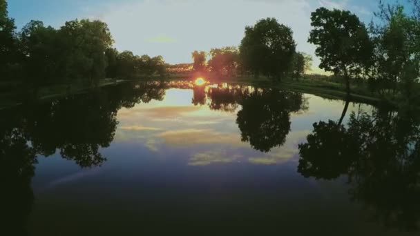 Vliegen over meer bij zonsondergang — Stockvideo