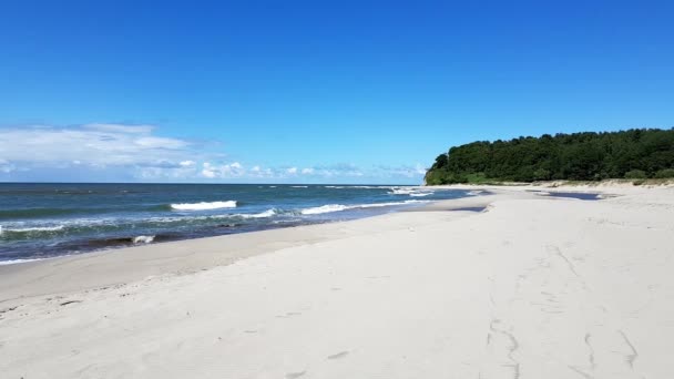 Sandstranden på Östersjökusten — Stockvideo