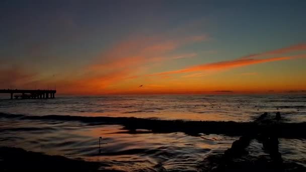 Zonsondergang op de kust van de Baltische Zee — Stockvideo