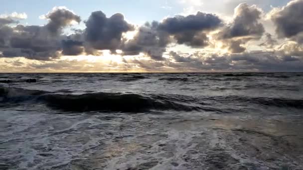 Закат в Балтийском море, облачное небо, небольшие волны — стоковое видео