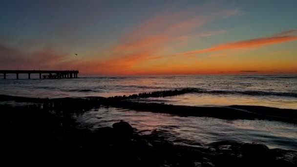 Zonsondergang op de kust van de Baltische Zee — Stockvideo