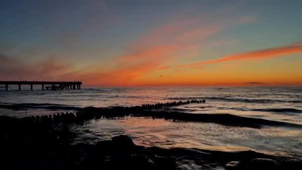 Puesta de sol en la costa del Mar Báltico — Vídeo de stock