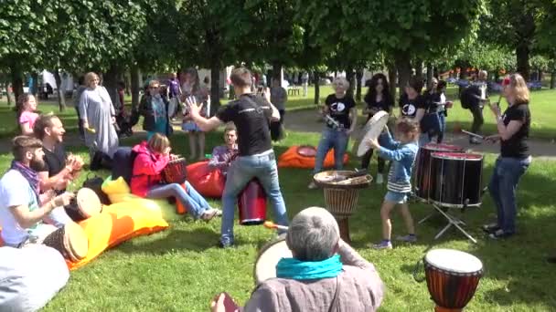 Lidé bubnování na mezinárodní jazzový Festival "Usadba Jazz" — Stock video